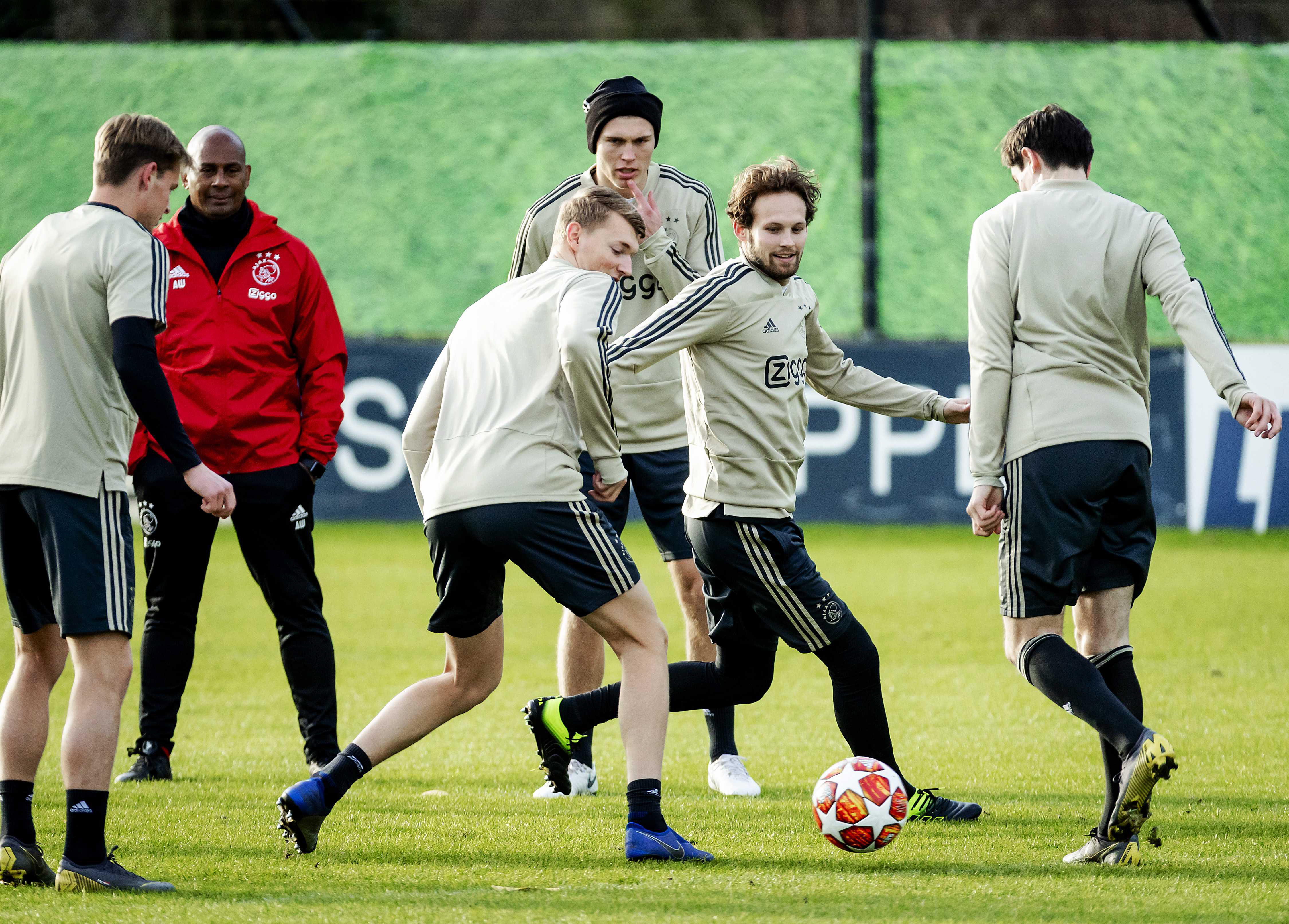 赛前体能课后，尼斯官宣签约备战欧冠，球迷炸锅，更衣室氛围转暖的简单介绍